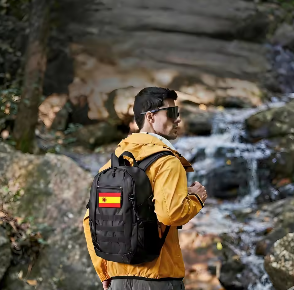 Mochila táctica compacta 12L negra con bandera de España - vista en uso